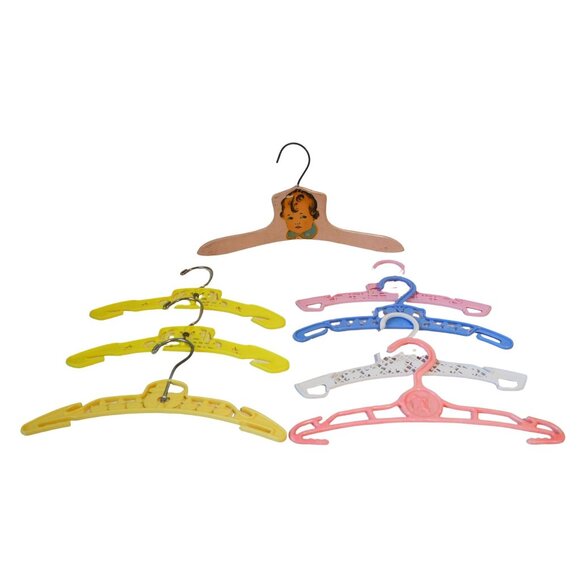 Vintage Baby Hangers Set Of 8 - 7 Plastic With Whimsical Designs & 1 Wood - Picture 1 of 5